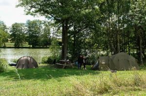 Mère et fille en vacances ensoleillées. Juillet 2017